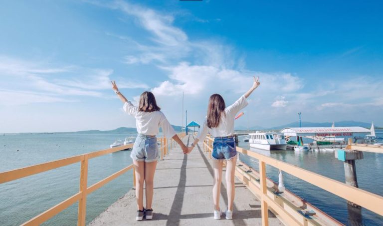 Đi Biển Mặc Gì Chụp Hình Đẹp? Gợi Ý Đồ Đi Biển Thoải Mái Và Phong Cách đi biển mặc gì chụp hình đẹp